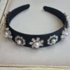 Serre tête Adeline orné de perles blanches et strass en forme de petites fleurs - shiralaura.fr - vente d'accessoires féminin en ligne - Paris